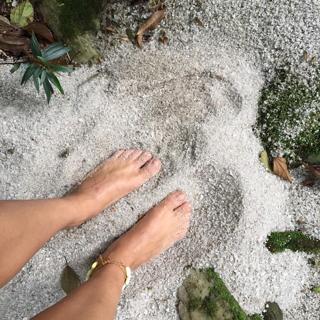 Isis Valverde feet photo thumbnail