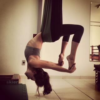 Isis Valverde feet photo thumbnail