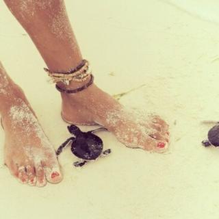 Isis Valverde feet photo thumbnail