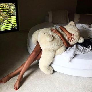 Isis Valverde feet photo thumbnail