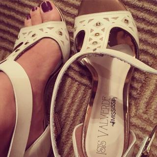 Isis Valverde feet photo thumbnail