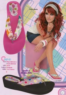 Dulce María feet photo thumbnail