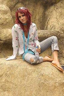 Dulce María feet photo thumbnail
