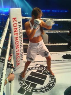 Karolina Kowalkiewicz feet photo thumbnail