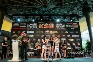 Karolina Kowalkiewicz feet photo thumbnail