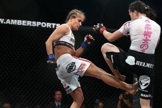 Karolina Kowalkiewicz feet photo thumbnail