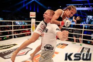 Karolina Kowalkiewicz feet photo thumbnail
