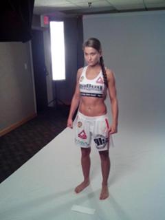 Karolina Kowalkiewicz feet photo thumbnail