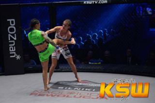 Karolina Kowalkiewicz feet photo thumbnail