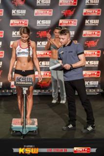 Karolina Kowalkiewicz feet photo thumbnail