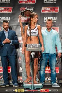 Karolina Kowalkiewicz feet photo thumbnail