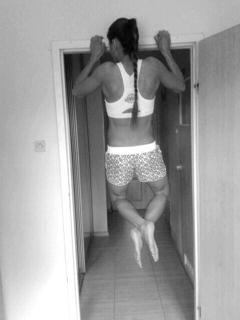 Karolina Kowalkiewicz feet photo thumbnail
