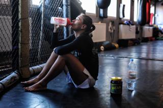 Karolina Kowalkiewicz feet photo thumbnail