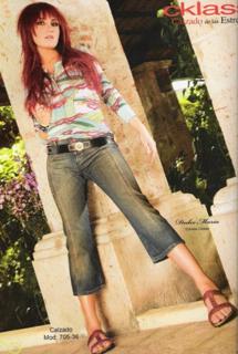 Dulce María feet photo thumbnail