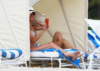Katie Cassidy feet photo thumbnail