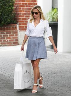 Reese Witherspoon feet photo thumbnail