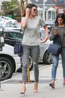 Kendall Jenner feet photo thumbnail