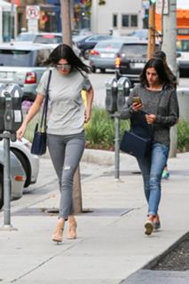 Kendall Jenner feet photo thumbnail