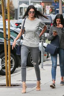 Kendall Jenner feet photo thumbnail