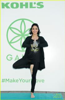 Vanessa Hudgens feet photo thumbnail