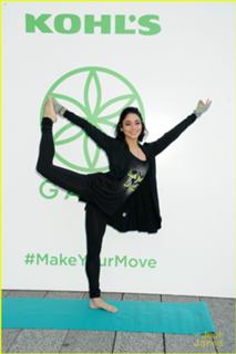 Vanessa Hudgens feet photo thumbnail