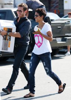 Halle Berry feet photo thumbnail