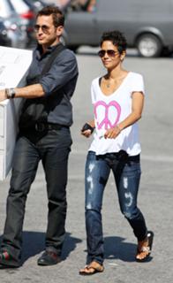 Halle Berry feet photo thumbnail
