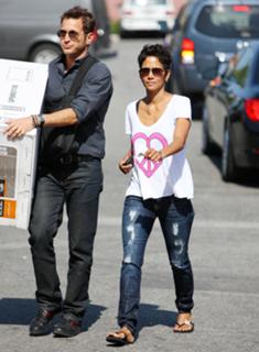 Halle Berry feet photo thumbnail