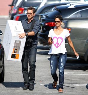 Halle Berry feet photo thumbnail