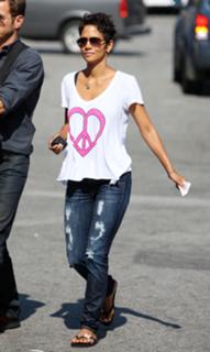 Halle Berry feet photo thumbnail
