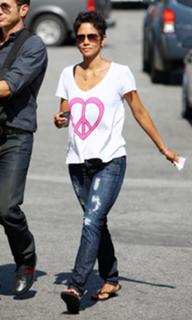 Halle Berry feet photo thumbnail