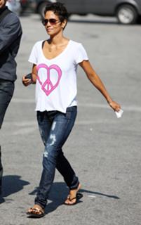 Halle Berry feet photo thumbnail