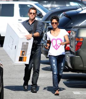 Halle Berry feet photo thumbnail