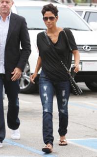 Halle Berry feet photo thumbnail
