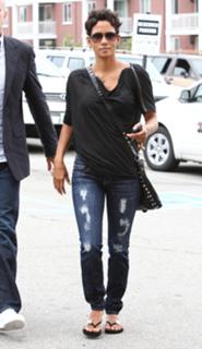 Halle Berry feet photo thumbnail