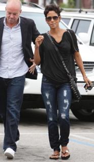 Halle Berry feet photo thumbnail