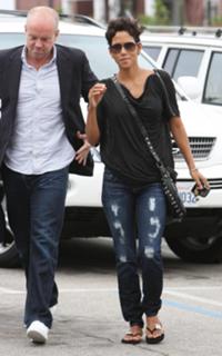 Halle Berry feet photo thumbnail