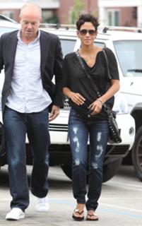 Halle Berry feet photo thumbnail