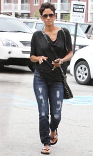 Halle Berry feet photo thumbnail
