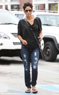Halle Berry feet photo thumbnail