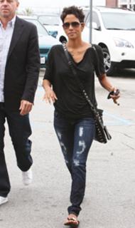 Halle Berry feet photo thumbnail