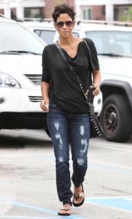 Halle Berry feet photo thumbnail