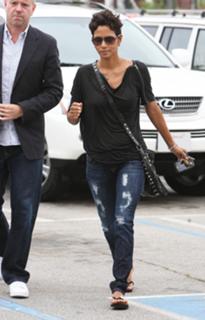 Halle Berry feet photo thumbnail