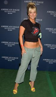 Kaley Cuoco feet photo thumbnail