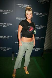Kaley Cuoco feet photo thumbnail