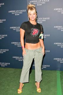 Kaley Cuoco feet photo thumbnail