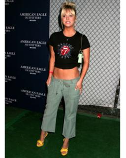 Kaley Cuoco feet photo thumbnail