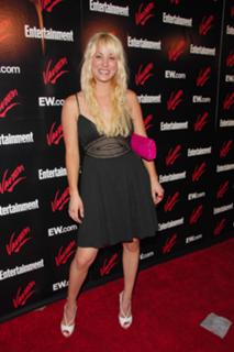 Kaley Cuoco feet photo thumbnail