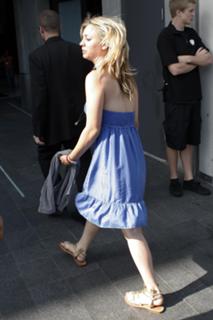 Kaley Cuoco feet photo thumbnail