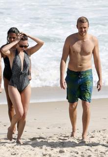 Mariana Ximenes feet photo thumbnail